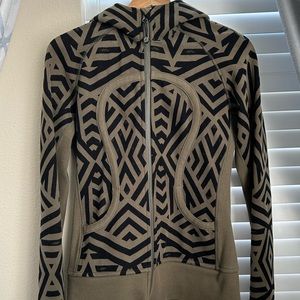 Lululemon Scuba Hoodie II in Chevron Shuffle Fatigue Green Black Size 8.
